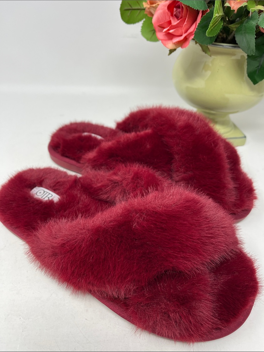 OTR OFF THE RUNWAY BURGUNDY SOFT FUZZY CRISS CROSS SLIPPERS SZ 7-8